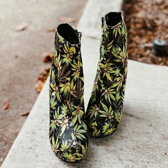 🍃 Yellow Green Black Leaf Print Wedge Booties - Picture 1 of 5